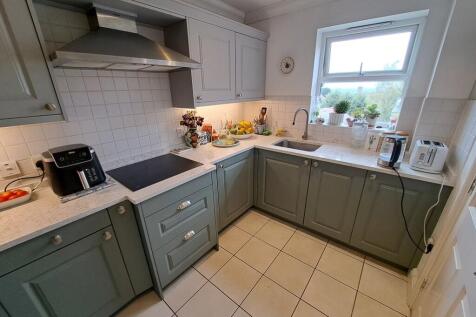 FITTED KITCHEN