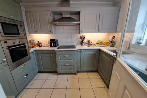 FITTED KITCHEN