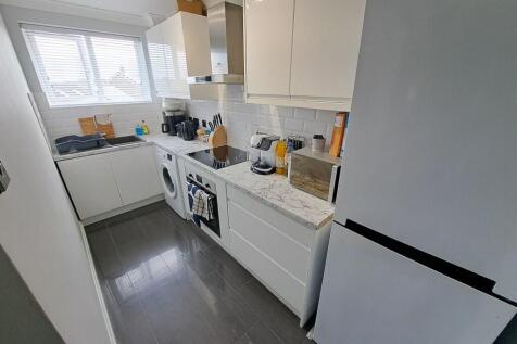FITTED KITCHEN