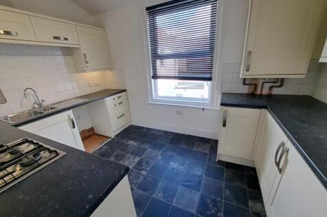 FITTED KITCHEN