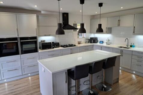 FITTED KITCHEN