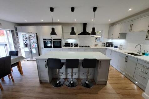 KITCHEN/B&#39;FAST ROOM