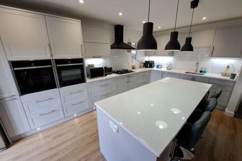 KITCHEN/B&#39;FAST ROOM