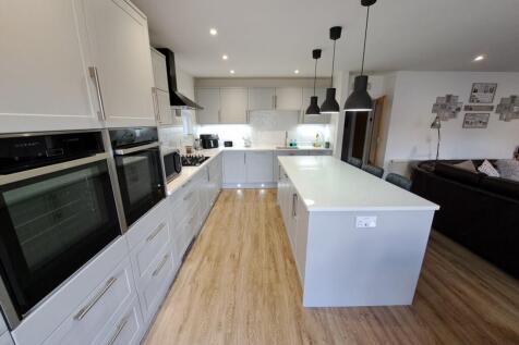 FITTED KITCHEN