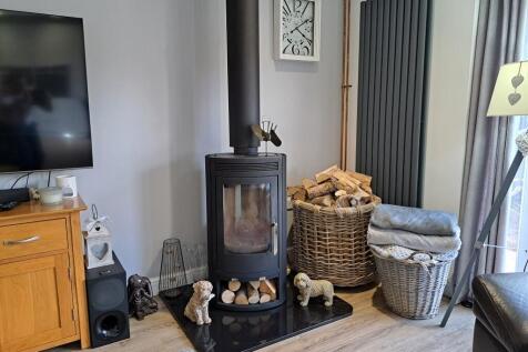 FEATURE LOG BURNER