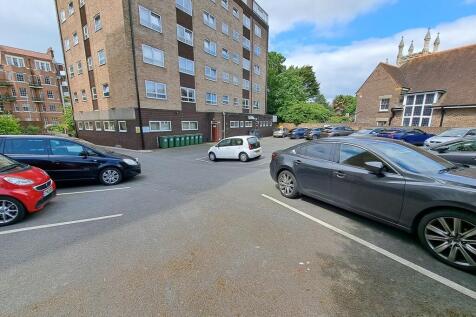 COMMUNAL PARKING