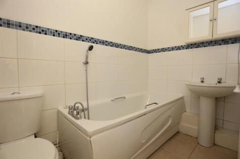 15A Eaton Place Bathroom (1).JPG