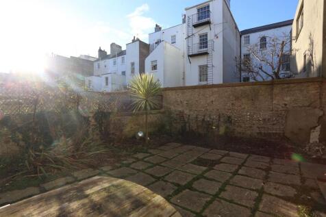 15A Eaton Place Garden (1).JPG