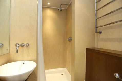 8, 1a Connaught Road En Suite.JPG