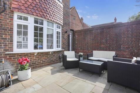 23 Lansdowne Rd patio3.jpg