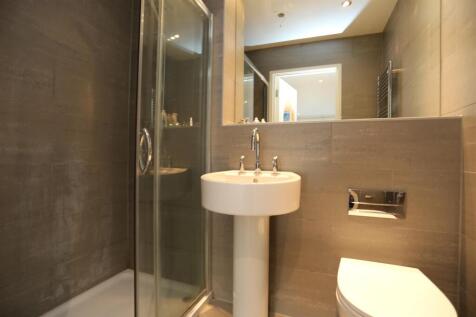 7, 13 Albion Street En suite.JPG