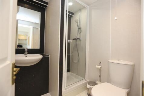 Room 167, 16-18 Regency Sq   (1).JPG