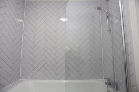 23 Juniper Close shower.JPG