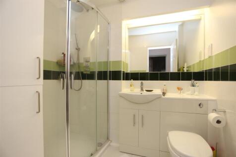 22 Vanbrugh Court Shower.JPG