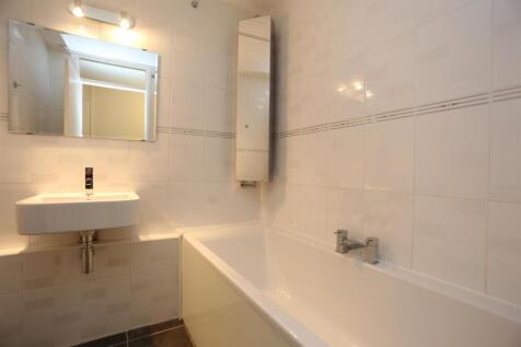 60 Ashdown Bathroom (1).JPG