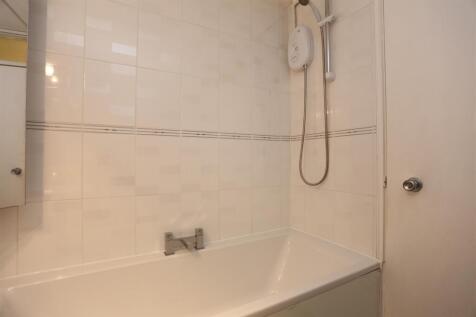 60 Ashdown Bathroom (2).JPG