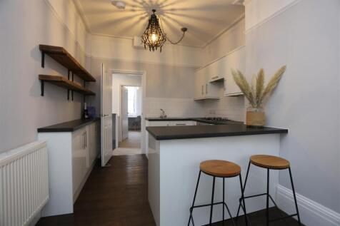 FF 85 St James&#39;s Street Living-Kitch (3).JPG