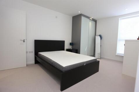 7 Embankment Hse new bed1.JPG