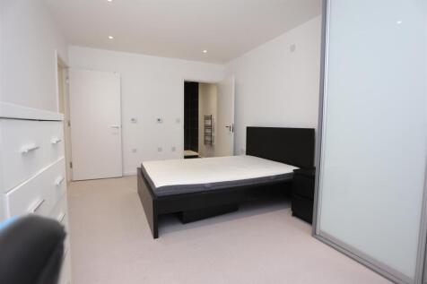 7 Embankment Hse new bed 1.JPG