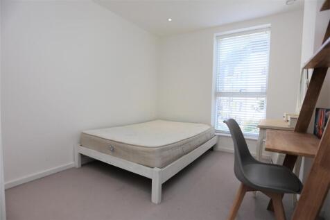 7 Embankment Hse new bed2.JPG