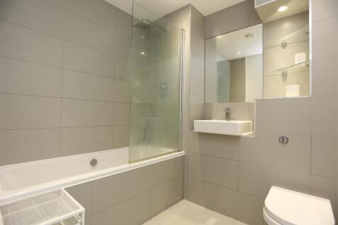 7 Embankment Hse new bath.JPG