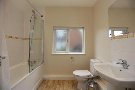 15 Standean Close Bath (1).JPG