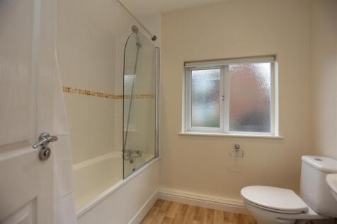 15 Standean Close Bath (2).JPG