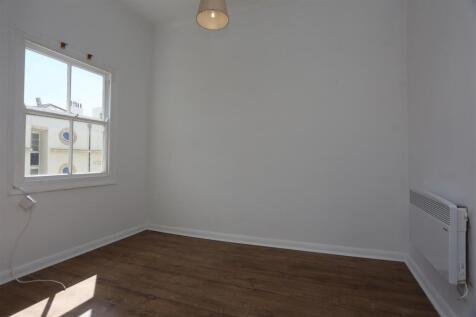 9, 3-4 Sillwood Place Living Room (1).JPG