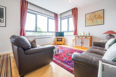 OPEN PLAN LIVING AREA