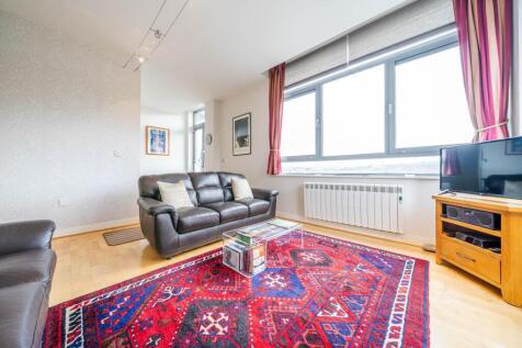 OPEN PLAN LIVING AREA