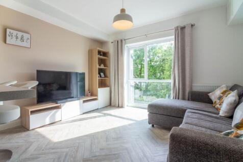 KITCHEN/SITTING ROOM