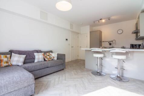 KITCHEN/SITTING ROOM