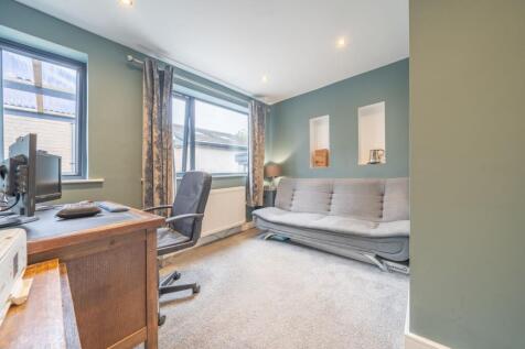 BEDROOM/STUDY