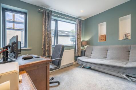 BEDROOM/STUDY