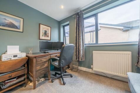 BEDROOM/STUDY