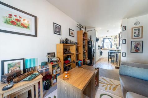 OPEN PLAN LIVING AREA