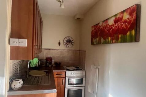 12 Lees Road - Kitchen.jpg