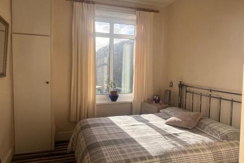 12 Lees Road - Bedroom.jpg