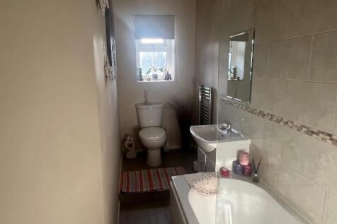 12 Lees Road - Bathrooom.jpg