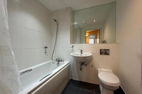 Hub bathroom pic.jpg