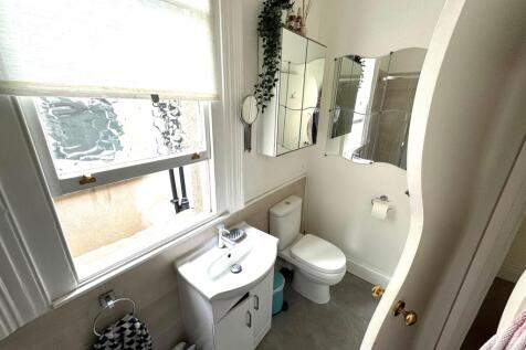 BATHROOM 2