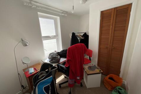 wardrobe to main bedroom