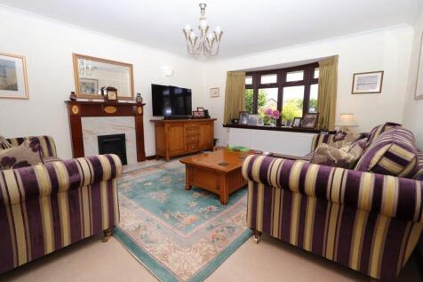 L-Shaped Through Living Room/Dining Room
