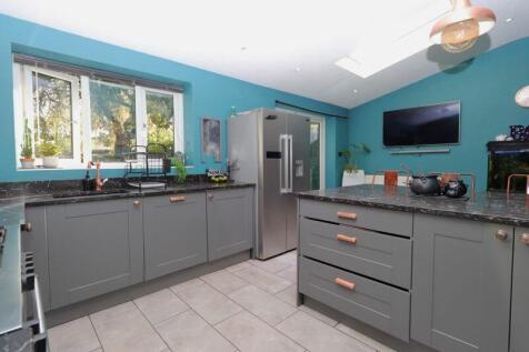 Through Open Plan Kitchen/Diner/Lounge