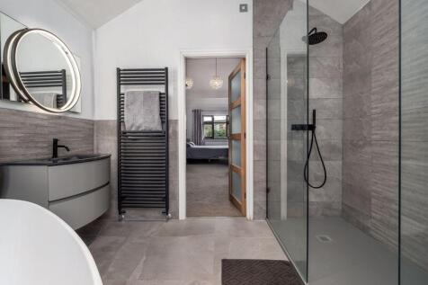 Master Bedroom En-Suite 