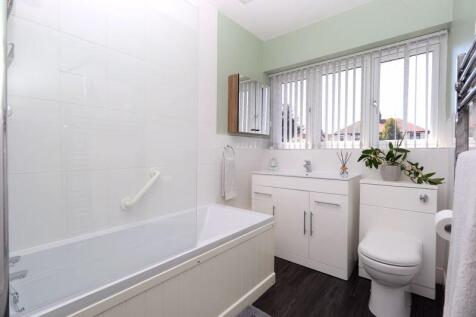 Family Bathroom (Ground Floor)