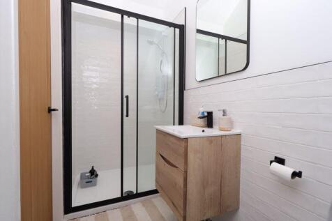 Bedroom 2 En-Suite 