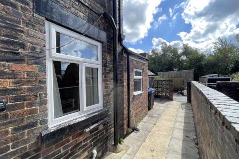 Rear Walled Patio Garden &amp; Store 