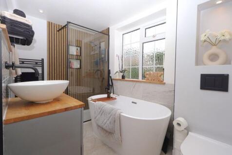 Family Bathroom (Ground Floor)
