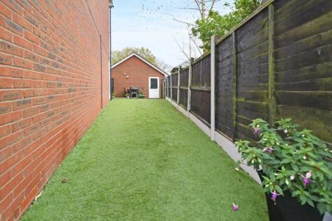 SIDE GARDEN